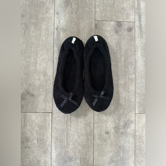 New Goldtoe Women’s Black Fuzzy Slippers size Large (9)
NEVER WORN
Super soft! - Picture 6 of 7